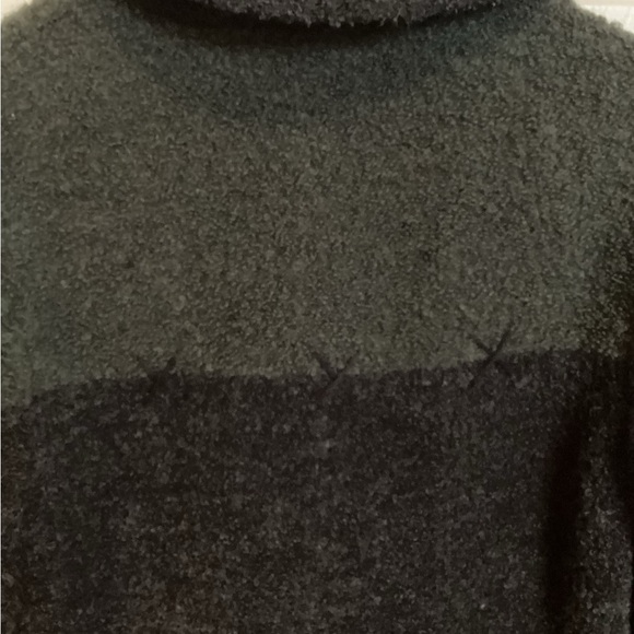 A size medium women’s jacket. 80% wool and 20% nylon. - Picture 4 of 4